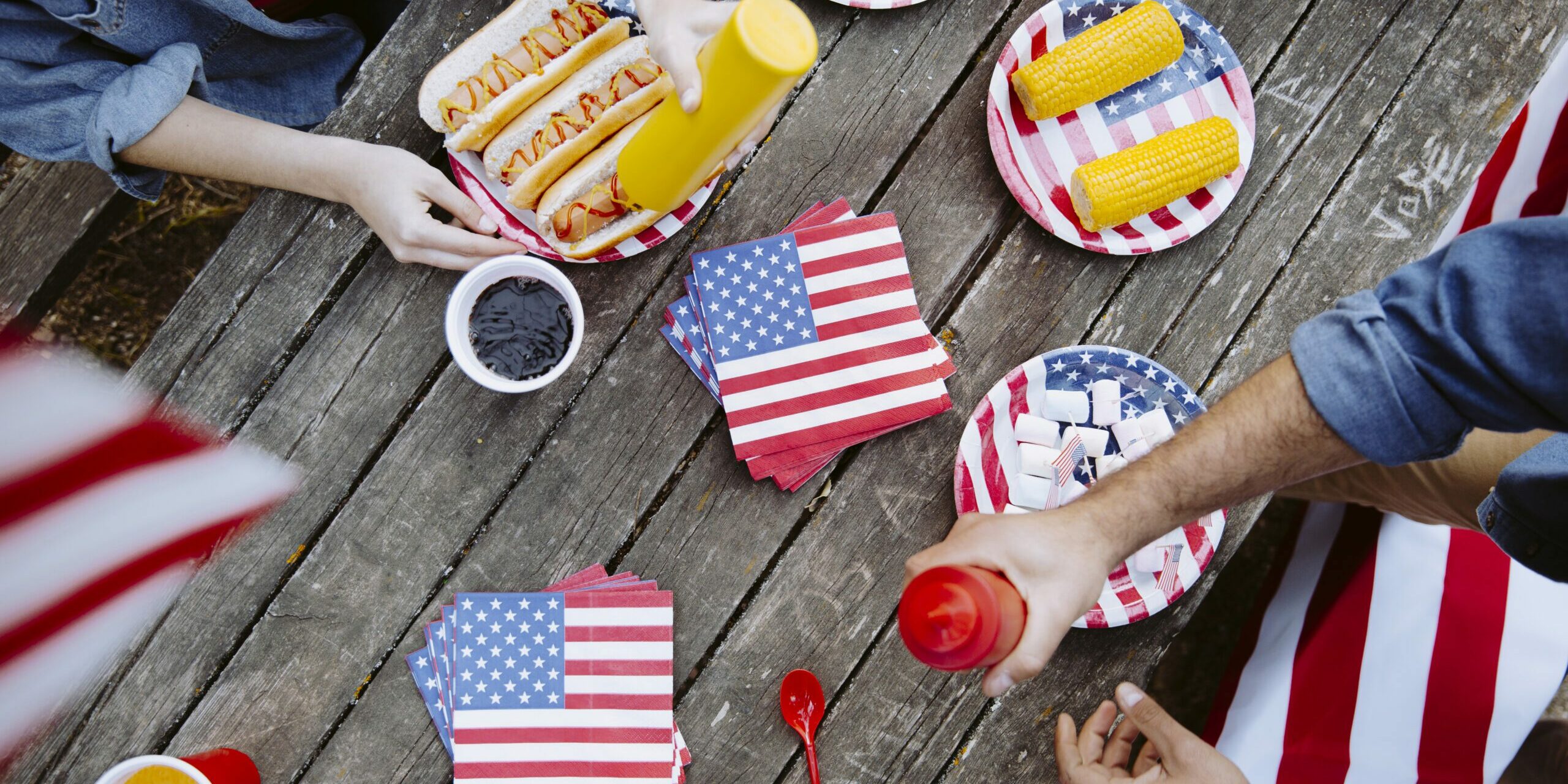 people-eating-table